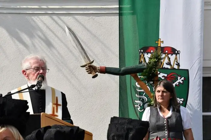 Der ehemalige Abt von St. Lambrecht, Otto Strohmaier, segnete die geschnitzte Freyung, während Bürgermeister Josef Maier Auszüge aus der alten Urkunde verlas. 