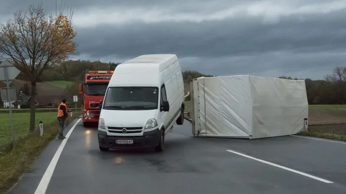Ein Fahrzeug mit vom Sturm umgewehten Anhänger bei Linz.