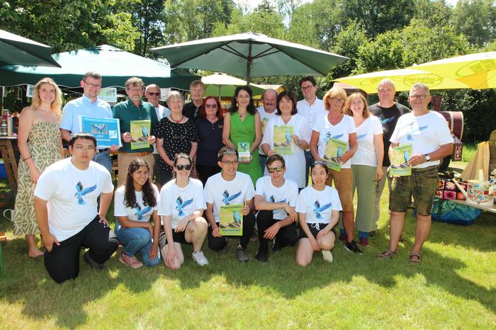 Mitglieder des Blaurackenvereins mit Helfern vom Greencamp und Ehrengästen beim Blaurackenfest im Vorjahr