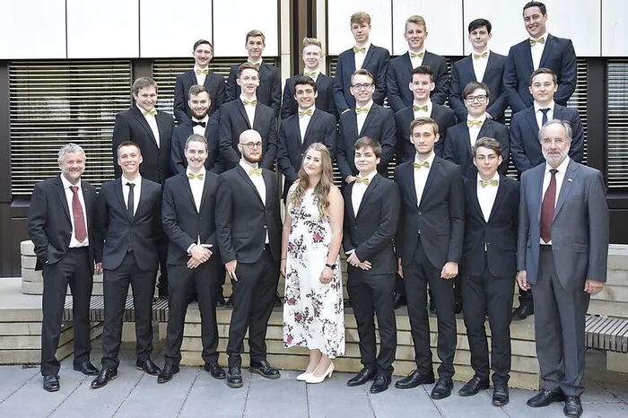 Die 5ahmbu der HTL Weiz: Die Maturantin und Maturanten: Alexander J. Absenger, David L. Freier, Karl L. Fuchs, Georg Glieder, Patrick Gutmann, Lukas Jagerhofer, Gregor Kaufmann, Marcel M. Kerschenbauer, Armin Lampl, Thomas Orthofer, Jürgen E. Platl, Niklas Posch-Braunstein, Jonas C. Pscheidt, Johannes Reisenhofer, Philipp Reisinger, Alexander Sauseng, Florian Scharf, Nico Scheiderer, Julian M. Steinberger, Markus Walcher, Barbara N. Wieser, Dominic F. Wimmer, Jakob Zoller.