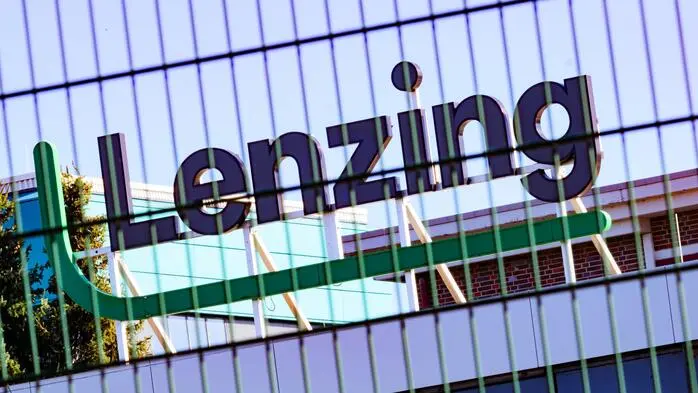 Der oberösterreichische Textilfaserhersteller Lenzing will neuerlich rund 500 Stellen abbauen 