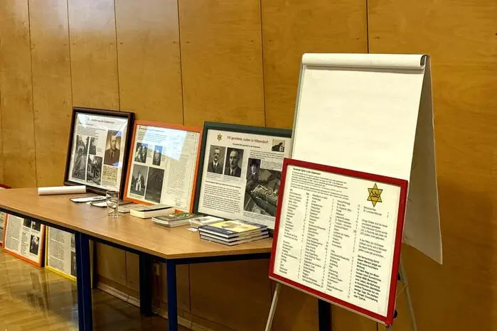 Inhaltlich beschäftigt sich das historische Werk mit den letzten Kriegswochen im April und Mai 1945 in der Oststeiermark, die Schauplatz von Kämpfen zwischen der Deutschen Wehrmacht und der anrückenden Roten Armee war.