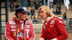 Niki Lauda und James Hunt im Juni 1977