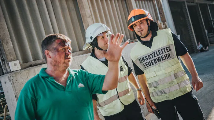 Bei hochsommerlichen Temperaturen übten in Heiligenkreuz am Waasen neun Feuerwehren den Ernstfall. Auch Polizei, Mediziner und Rotes Kreuz waren im Einsatz.
