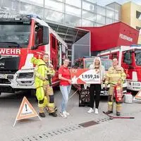 Sonja Dollnig, Interspar-Geschäftsleiterin Nußdorf-Debant, übergab die gesammelten Spenden an Christian Brugger, Kommandant der Freiwilligen Feuerwehr Nußdorf-Debant