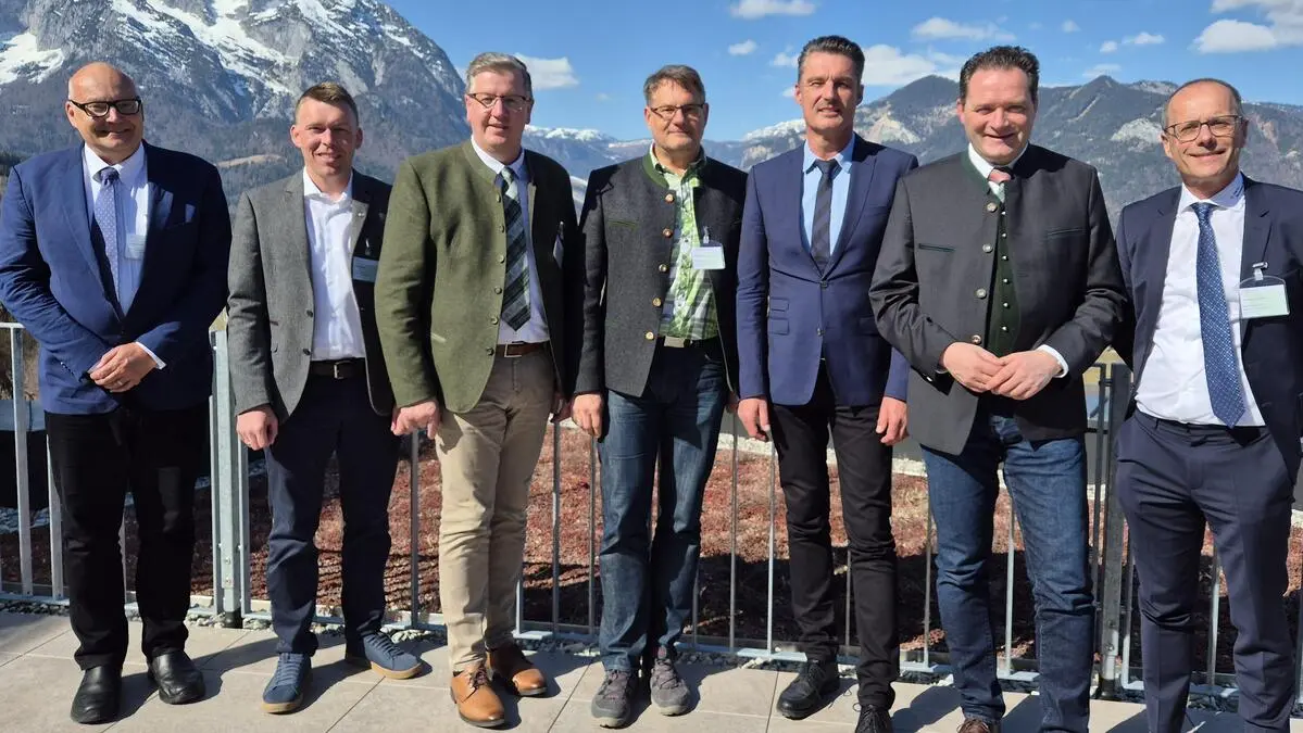 Präsentierten die App im Rahmen der Tagung: Verantwortliche der HBLFA Raumberg-Gumpenstein, Nicolaus Hanowski (ESA, li.), LK-Präsident Andreas Steinegger (3. v. li.) und Minister Norbert Totschnig (2. v. re.)