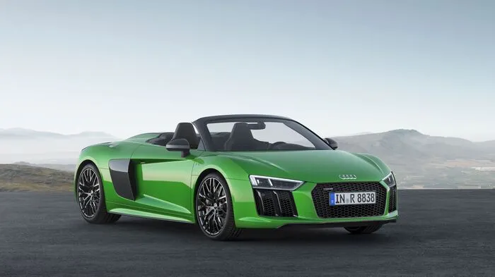 Wem etwa der „normale“ 540 PS starke R8 Spyder V10 nicht reicht, der kann sich jetzt glücklich schätzen, denn nun legt die Audi Sport GmbH noch ein Scherflein nach: Der R8 Spyder V10 Plus kombiniert die 610 PS starke Variante des Zehnzylinders mit der dachfreien Karosserie.
