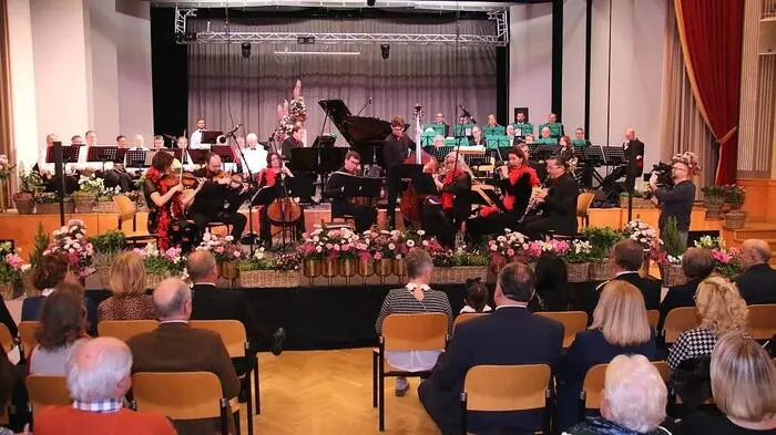 Gleich mit drei Orchestern startete die Stadtgemeinde Voitsberg musikalisch in das Jahr 2024. Beim fulminanten Neujahrskonzert in den Stadtsälen spielten, bestens organisiert von Evelyne Oswald, das Egerländer-Ensemble der Bergkapelle Hödlgrube-Zangtal, die Big Band der Werkskapelle Bauer und das Salonorchester der Musikschule Voitsberg auf und begeisterten die zahlreichen Besucher. 