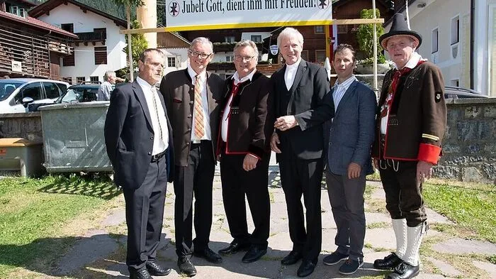 Diakon Soukup, Stefan Lexer, Bürgermeister Windbichler, Jubilar Guggenberger, Pfarrgemeinderatsobmann Christler und Kapellmeister Gerhard Lexer