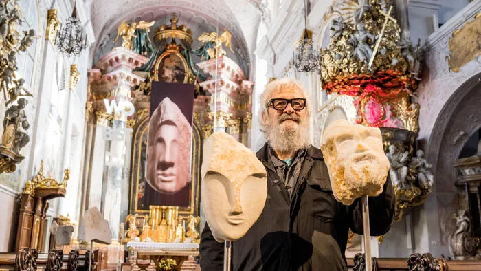 Der Künstler und Architekt Harald Schreiber (70) lädt im Klagenfurter Dom zur persönlichen Standortbestimmung und zur Auseinandersetzung mit der ersten Frage in der Bibel: „Wo bist du?“.