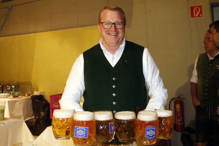 Alle ließen sich ein für diesen Anlass extra gebrautes Oktoberbier...