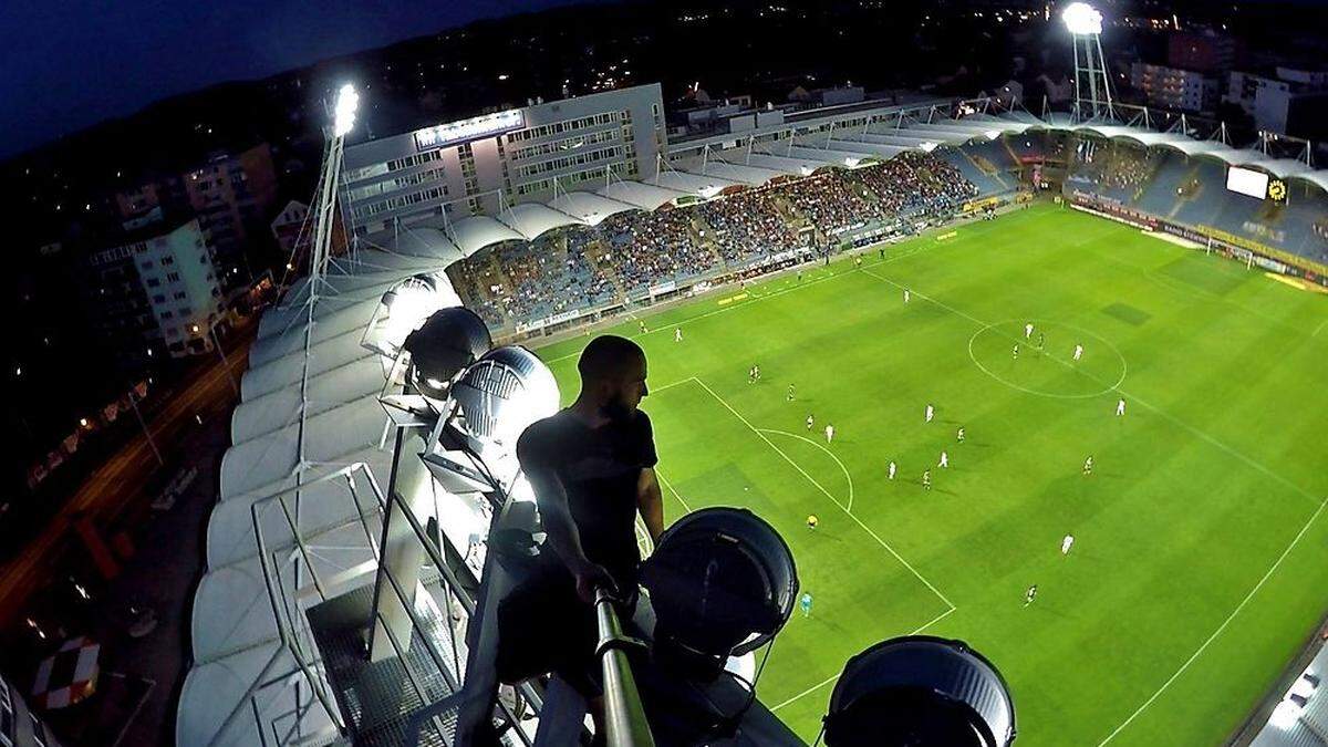 „Kick“ in der Höhe: Während des Spiels Sturm gegen WAC im April 2016 kletterten die Urban Monkeys auf den Lichtmast der Arena in Liebenau