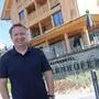 Simon Bauernhofer vor seinem Naturhotel auf der Brandlucken bei Heilbrunn