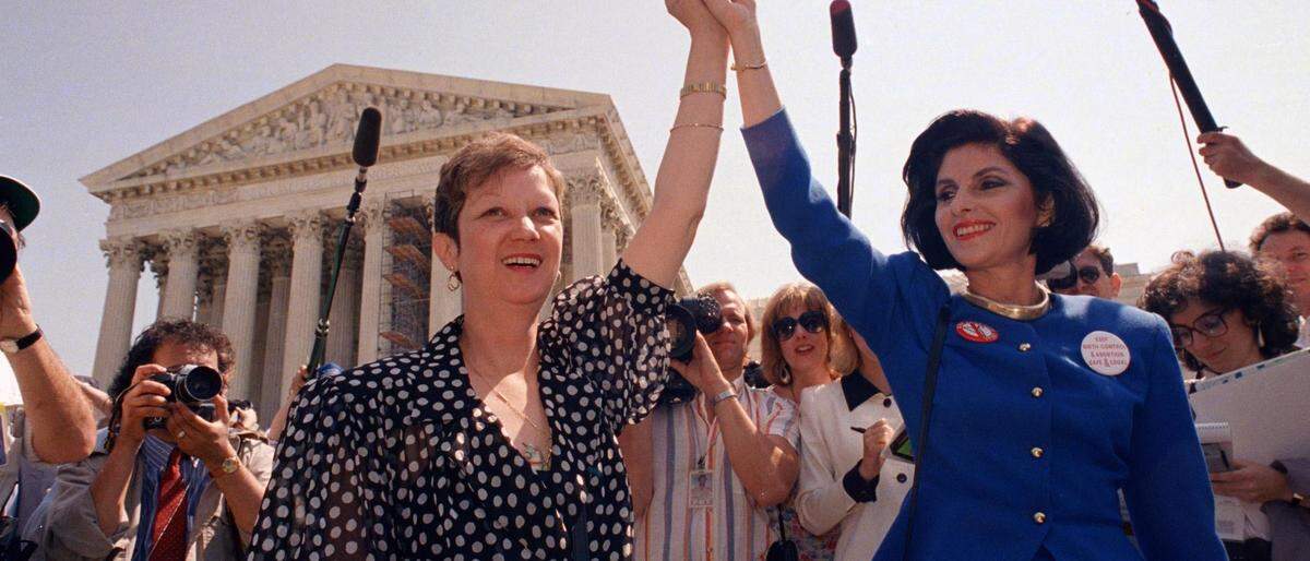 Norma McCorvey alias Jane Roe mit ihrer Anwältin Gloria Allred im April 1989