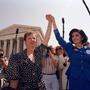 Norma McCorvey alias Jane Roe mit ihrer Anwältin Gloria Allred im April 1989
