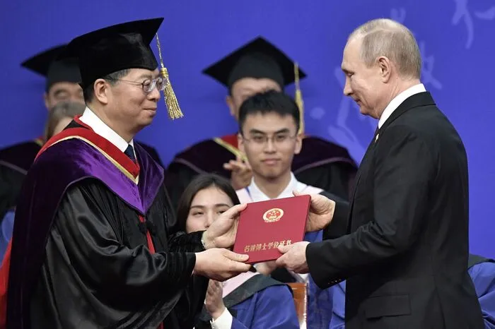 Schon im Vorfeld des Forums zur neuen Seidenstraße bekam Russlands Präsident Wladimir Putin ein Ehrendiplom von der Tsinghua-Universität
