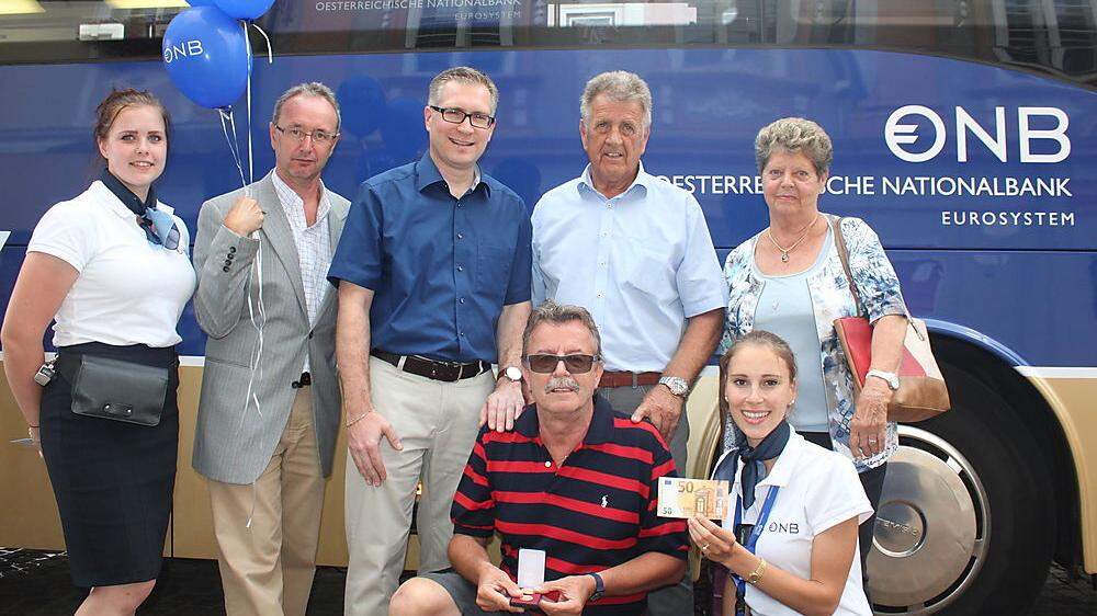 Das Euro-Bus-Team mit Gewinner Heinz Lubitsch (vorne), Vizebürgermeister Martin Kulmer (hinten) kam auch zum Bus