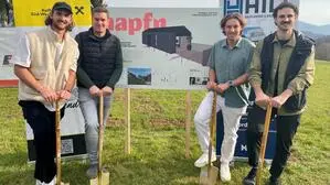 Das Bild zeigt vier jüngere Männer, die jeweils einen Spaten in der Hand haben, und auf einer grünen Wiese stehen. Hinter ihnen sind Plakate aufgestellt von ihrer Firma und weiteren beteiligten Betrieben. Die vier Männer sind Max Mauthner, Michael Mauthner, Stefan Schrey und Michael Knappitsch (von links) von Hapfn Houses aus Eibiswald | Hinter dem Unternehmen Hapfn Houses stehen Max Mauthner, Michael Mauthner, Stefan Schrey und Michael Knappitsch (v. l.)