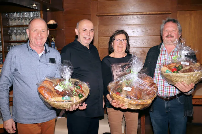 Nach etwa fünf Stunden konnte Katharina Kienzl im Finale Johann Pfennicher (ganz links) besiegen und freute sich über den riesigen Osterschinken-Geschenkskorb. Den dritten Platz belegte Hans Ofner (ganz rechts) aus Voitsberg. Hausherr Manfred Prettenthaler gratulierte den drei Gewinnern.