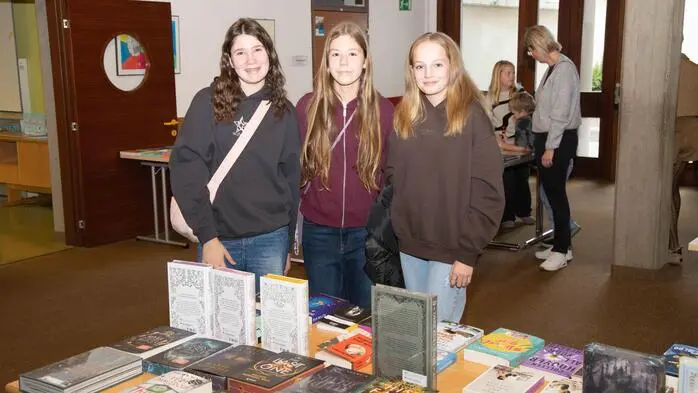 Am Sonntag verwandelte sich die Mittelschule Pinggau in eine bunte Welt voller Geschichten, Wissen und Unterhaltung. Von 9 bis 17 Uhr fand dort eine Buchausstellung statt, organisiert von der Buchhandlung Desch-Drexler aus Pinkafeld