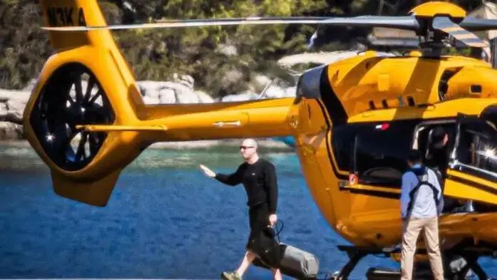 Bezos mit Hubschrauber dahinter