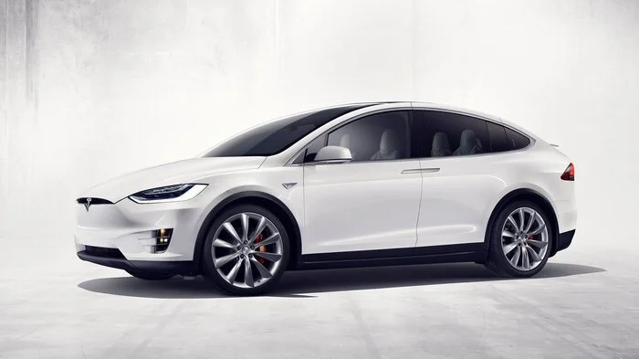 4x4 ist schön und gut, doch der Trend geht unaufhaltbar Richtung SUV. Egal ob mit Diesel oder Ampere betrieben - die potenziellen Kunden wollen bequem einsteigen, hoch sitzen und sich in die Verwegenheit des Offroadlooks hüllen.