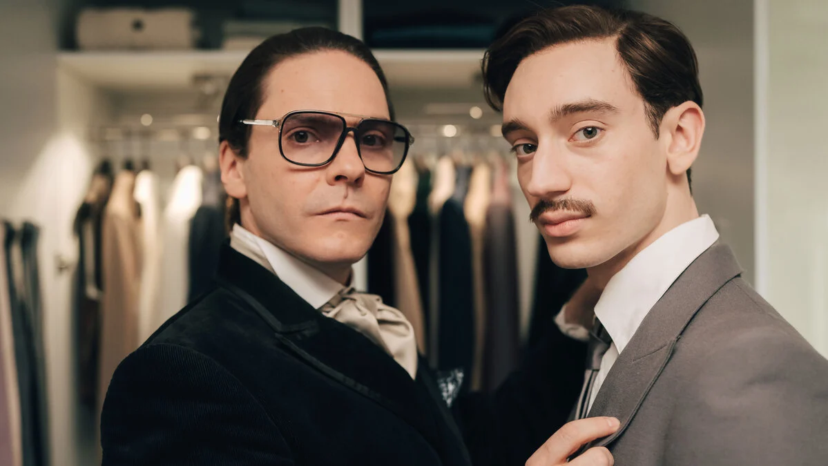 Daniel Brühl als Karl Lagerfeld mit Théodore Pellerin als Jacques de Bascher in „Becoming Karl Lagerfeld“