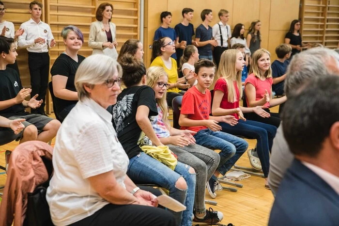 1980 werden die ersten Burschen an der Schule aufgenommen, die aber in ihrem Namen noch jahrelang ein BRG für Mädchen bleibt.