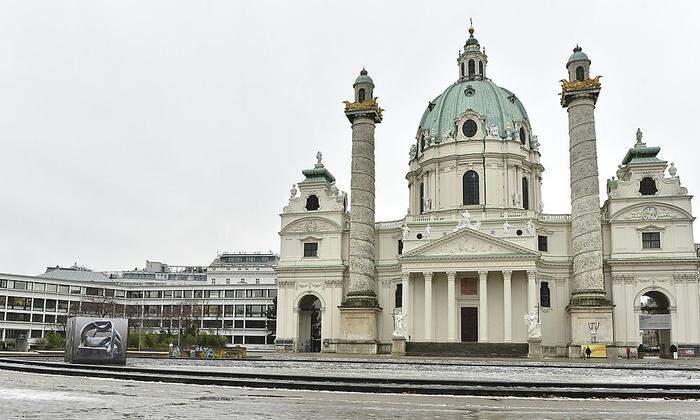 Die Karlskirche - gleich daneben das Winterthurgebäude