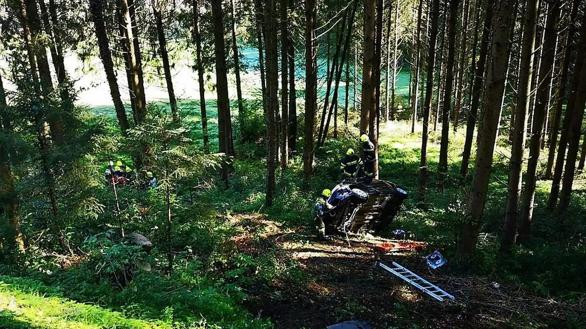 Der Pkw war eine Waldböschung hinuntergestürzt