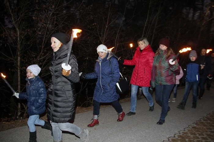 Einen Höhepunkt bildete die Fackelwanderung, unter großer Beteiligung von Thermengästen und Bevölkerung.