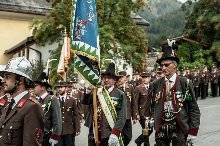 Nach der offiziellen Begrüßung marschierte der Festzug zumHinteren Pflegplatz, wo Pfarrer Hansjörg Sailer eine feierliche Messe zelebrierte