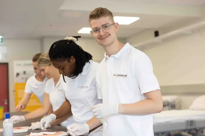 Zehn Praktika geben den Studierenden einen perfekten Einblick in den späteren Berufsalltag