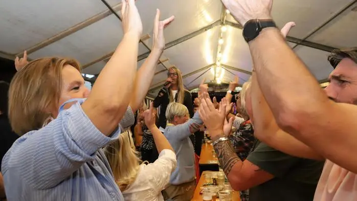 Für ausgelassene Partystimmung sorgte „Meilenstein“ Frontmen Helmut Helli“ Brunner im Festzelt.