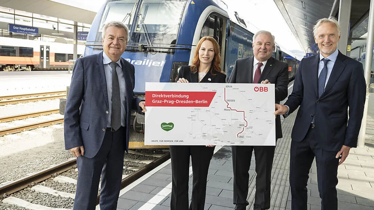 v.l.: Verkehrslandesrat Anton Lang, ÖBB-Vorständin Michaela Huber, Landeshauptmann Hermann Schützenhöfer und Stadtrat Günter Riegler präsentieren die neue Zuglinie von Graz nach Berlin