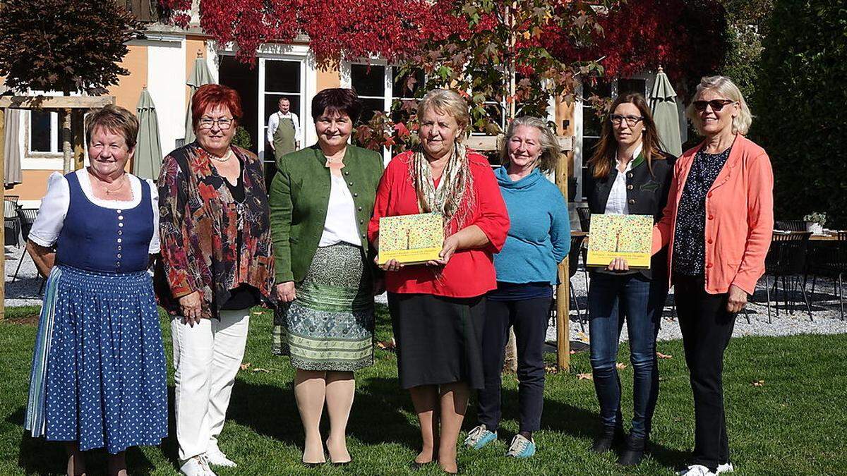 Roswitha Schmid, Evelyn Gaber, Bgm. Gerlinde Schneider, Maria Höfler, Rosa Weingartmann, Eva Glössl und Trude Sommerbauer vom Redaktionsteam