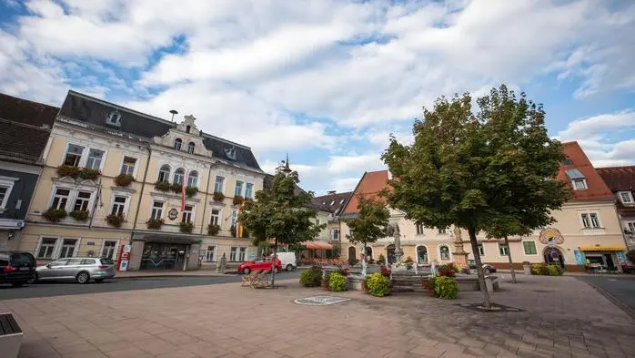 Der Hauptplatz in der Feldkirchner Innenstadt. Zu sehen ist unter anderem das Rathaus.