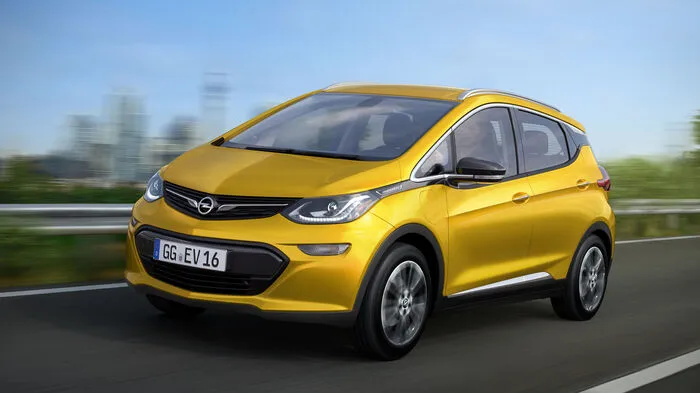 Auf der CES im Jänner zeigte Chevrolet mit dem Bolt ein Elektroauto – und das kommt 2017 als Opel Ampera-e auch nach Europa. Die Reichweite soll bei mehr als 500 Kilometern liegen. Die Batterie könne in 60 Minuten auf 80 Prozent der Kapazität aufgeladen werden. Und auch der Preis des US-Ablegers kann sich sehen lassen: Er soll nach Abzug staatlicher Vergünstigungen in den USA rund 30.000 Dollar (27.917,37 Euro) kosten, sagte GM-Chefin Mary Barra.