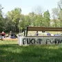 Mehrere Parkbänke wurdenbereits beschmiert, manche auch demoliert