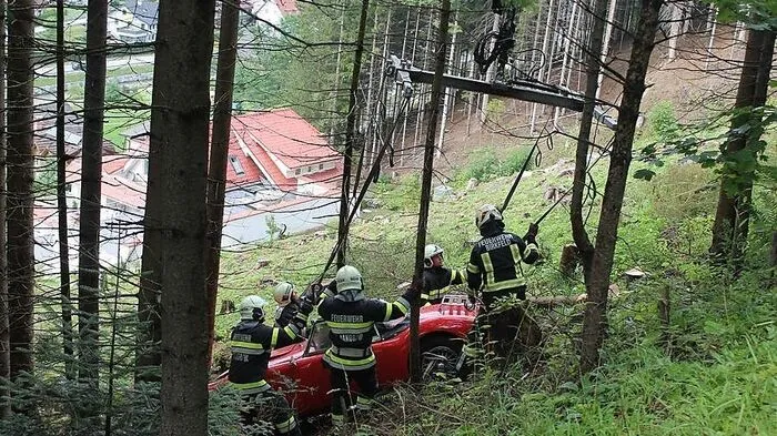 Das Fahrzeug musste mit einem Kran geborgen werden