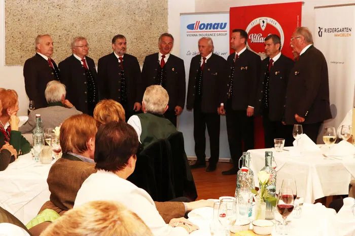 Sang auch auf: der MGV-Tiffen mit Chorleiter Hubert Warmuth und Obmann Karl Gfrerer.
