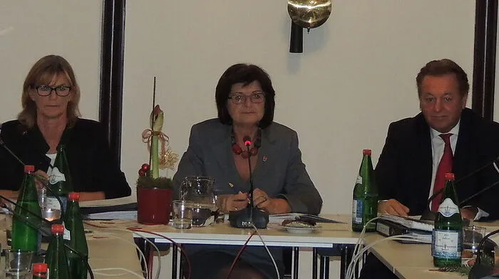 Ernste Mienen: , Marianne Müller-Triebl, Bürgermeisterin Christine Siegel, Franz Schleich