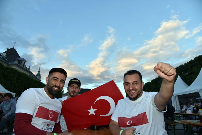 . . . waren die Türkei-Fans am Beginn des Spieles noch guten Mutes, so hatten sie spätestens zur Halbzeit das Bummerl, denn sie wurden am Tisch tatsächlich von der Polizei kontrolliert . . .