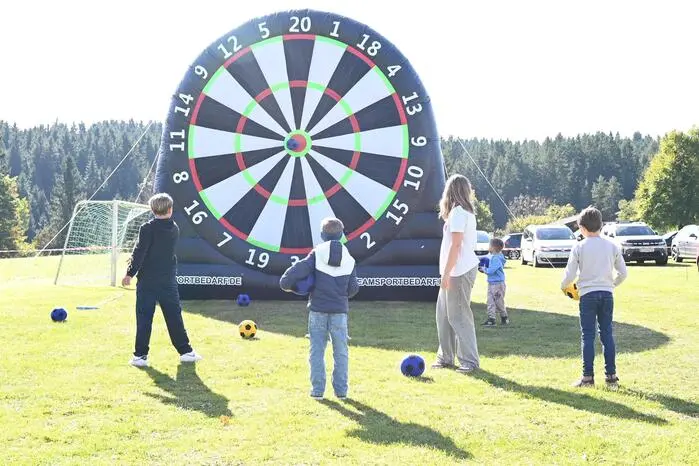 Ein besonderes Highlight war das Fußball-Dart, bei dem kleine und große Sportbegeisterte ihr Können unter Beweis stellen konnten