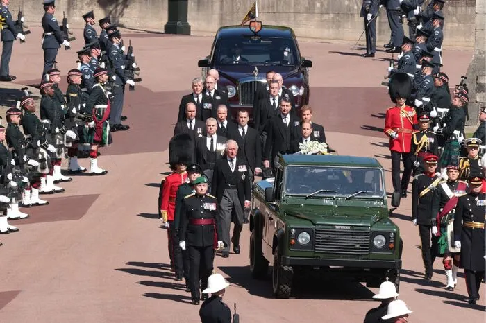 Der Sarg wurde auf den Leichenwagen - einen von Philip selbst gestalteten Landrover - gehoben.