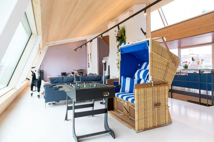 So entstand in achtmonatiger Bauzeit ein zweigeschoßiger Dachzubau mit zwei Wohnungen. Die kleinere Wohnung (74 Quadratmeter Wohnfläche) zur Vermietung und die große, private Loftwohnung mit 213 Quadratmetern Wohnfläche. 