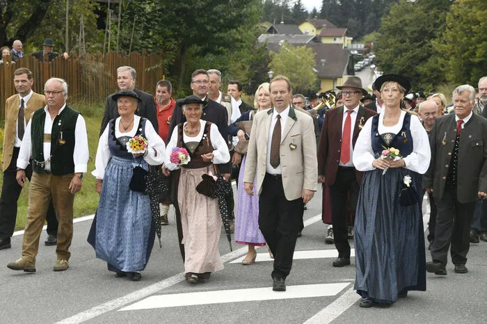 Die Schar der Festgäste mit Bürgermeister Wolfgang Klinar und Landwirtschaftskammerchef Johann Mößler.