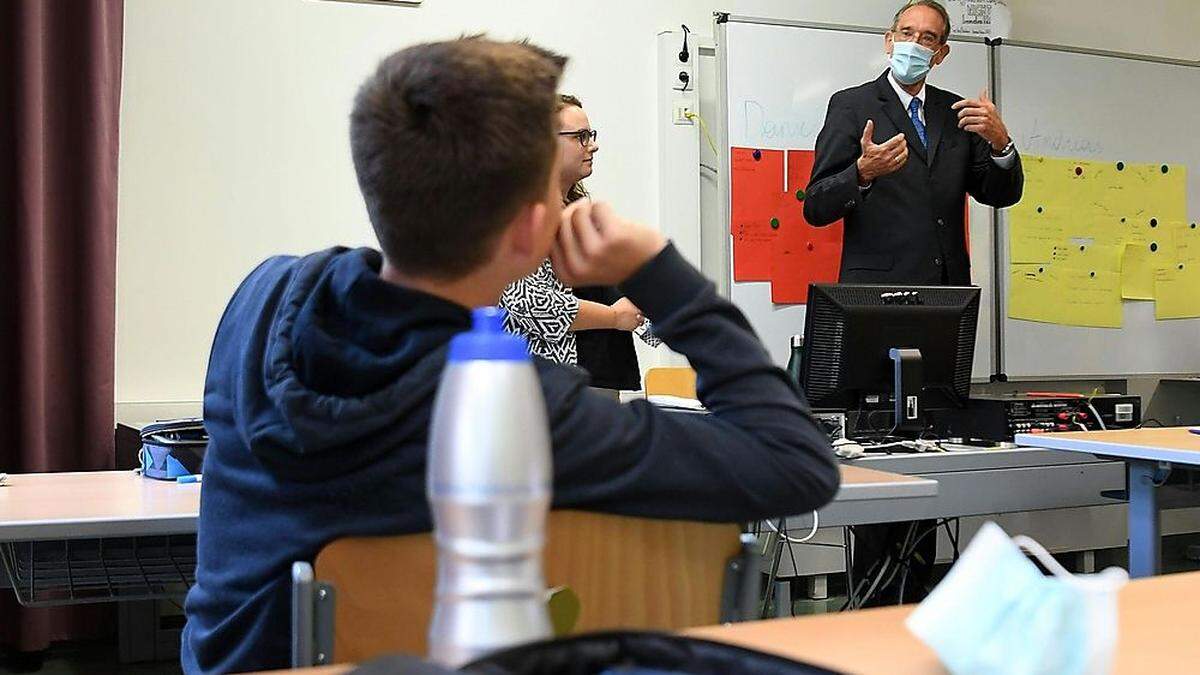 Minister Faßmann beim Besuch einer Sommerschule