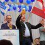 Herbert Kickl und Manfred Haimbuchner mit Bierkrügen vor blauen Anhängern | 2.000 Anhänger versammelte die FPÖ in Ried im Innkreis