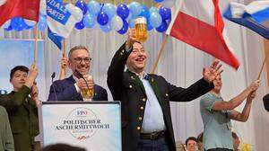 Herbert Kickl und Manfred Haimbuchner mit Bierkrügen vor blauen Anhängern | 2.000 Anhänger versammelte die FPÖ in Ried im Innkreis